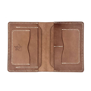 Ciemno-brązowy portfel ręcznie uszyty ze skóry garbowanej roślinnie.