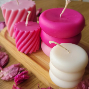 Zestaw kolorowych świec na tacy z drewna