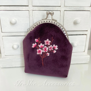 Portmonetka damska welurowa “Sakura” haftowana ręcznie, aksesorium designerskie