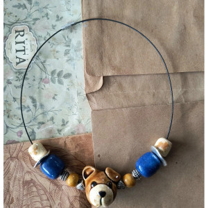 Korale z misiem w niebiesko-piaskowych kolorach