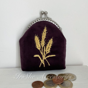 Portmonetka damska welurowa “Kłosy” haftowana ręcznie, aksesorium designerskie