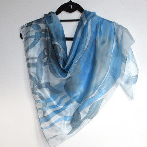 Roślinna w odcieniach niebieskich, duża jedwabna chusta malowana z dekoracją roślinną