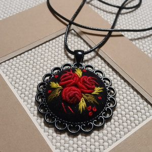 Ręcznie haftowany wisior  DLA OLI