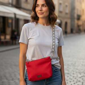 Czerwona kopertówka z weluru