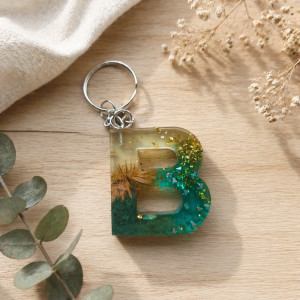 Brelok literka B morska z chabrem i kryształkami
