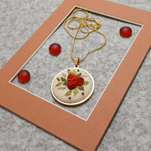 Ręcznie haftowany wisior  DLA LUKRECJI