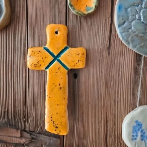 krzyż gliniany krzyżyk ceramiczny na ścianę - pamiątka Pierwszej Komunii