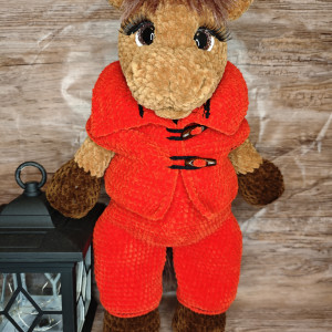 Maskotka konik na szydełku.