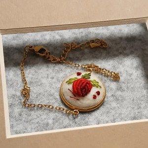 Ręcznie haftowana bransoletka  DLA LUKRECJI