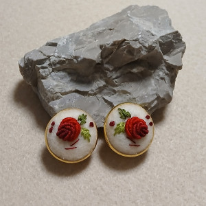 Ręcznie haftowane klipsy  DLA LUKRECJI