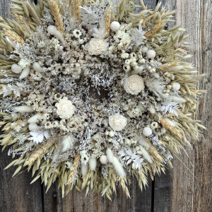 Wianek z suszonych kwiatów i zbóż