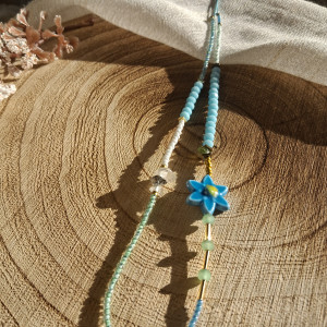 Naszyjnik na 2 sposoby, na sznurku "Niebieski kwiatek"