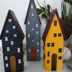 Domki dekoracyjne z wysokimi dachami – kontrastowa kolekcja.