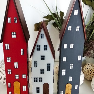 Domki dekoracyjne z wysokimi dachami.