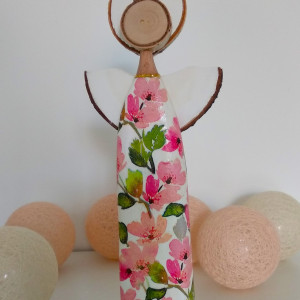 Aniołek bukowy w wiosennej sukience.