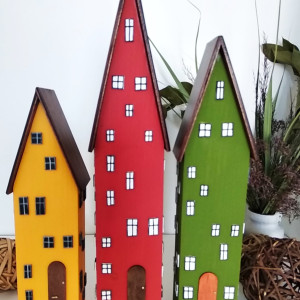 Kolorowe domki z wysokimi dachami – dekoracyjna zabudowa