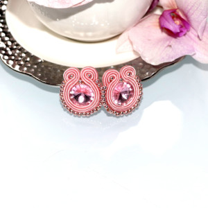 Różowe Kolczyki Sutasz Petite Sztyfty | Jasny Róż Glamour | Stal Chirurgiczna