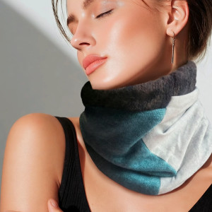 Komin patchworkowy kolorowy blisko szyi