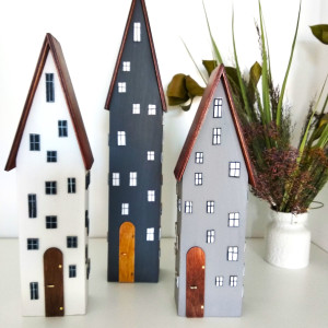 Szare domki z wysokimi dachami – minimalistyczna zabudowa dekoracyjna.