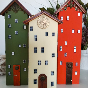 Domki sosnowe z ozdobnymi detalami – dekoracyjna zabudowa.