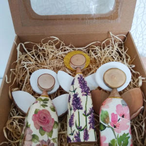 Zestaw trzech aniołków w prezentowym pudełku.