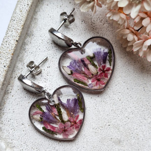 Kolczyki serca z żywicy z zatopionymi kwiatami
