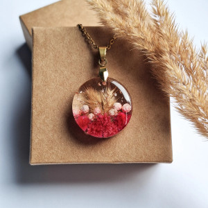 Wisiorek z żywicy z różową gipsówką