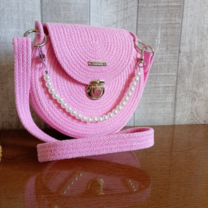 Mała różowa torebka ze sznurka