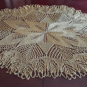 Obrus na drutach, w kolorze starego złota
