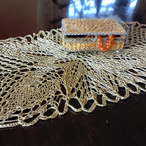 Serwetka na drutach, w kolorze starego złota