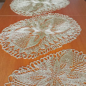 3 owalne serwetki na drutach, w kolorze starego złota