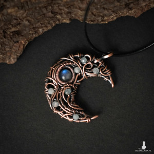 Wisiorek miedziany księżyc lunula z labradorytem i akwamarynami wire wrapping