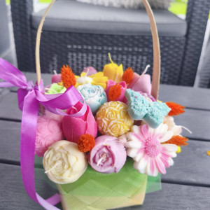 Candle flower box M w koszyku  wykonany z naturalnego wosku świec sojowych z aromatem