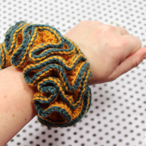 Betty big scrunchie gumka frotka do włosów robiona szydełkiem