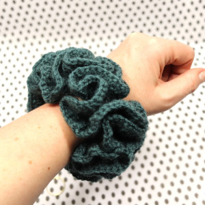 Szmaragd big scrunchie gumka frotka do włosów robiona szydełkiem