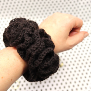 Dark chocolate big scrunchie gumka frotka do włosów robiona szydełkiem