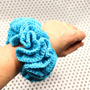 Turkus big scrunchie gumka frotka do włosów robiona szydełkiem