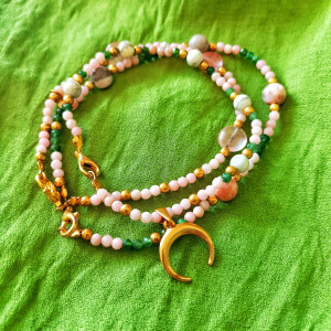 Zestaw bransoletek handmade z kamieni naturalnych – kwarc malinowy, howlit, turmalin, opal | bransoletki z księżycem