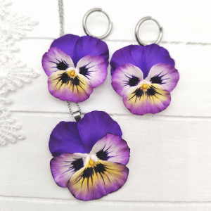 Komplet biżuterii handmade – kolczyki wiszące i wisiorek bratki biało-fioletowe, polymer clay, stal