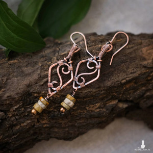 Kolczyki miedziane etniczne wire wrapping z jaspisem trzmielim i hematytem