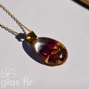 Obły wisiorek z różą w eleganckim kształcie łezki, stal chirurgiczna