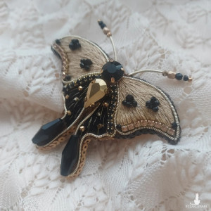 Urocza letnia broszka MOTYL