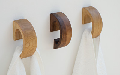 Jak wprowadzić naturę do domu – magia drewnianych dodatków