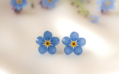 Blask Natury: Magia Kwiatów Zatopionych w Żywicy – Biżuteria, Która Opowiada Historie