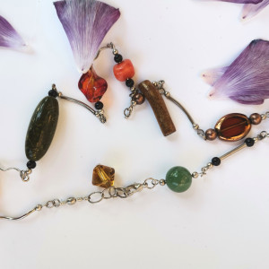 Naszyjnik blisko szyi koraliki kamienie