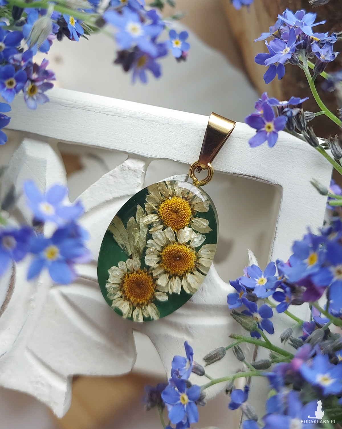 złota zawieszka złoty wisiorek naszyjnik kwiaty żywica epoksydowa jubilerska z kwiatami stokrotka stokrotki ze stokrotkami