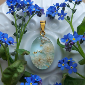 złota zawieszka złoty wisiorek naszyjnik kwiaty żywica epoksydowa jubilerska z kwiatami białe kwiaty gipsówką