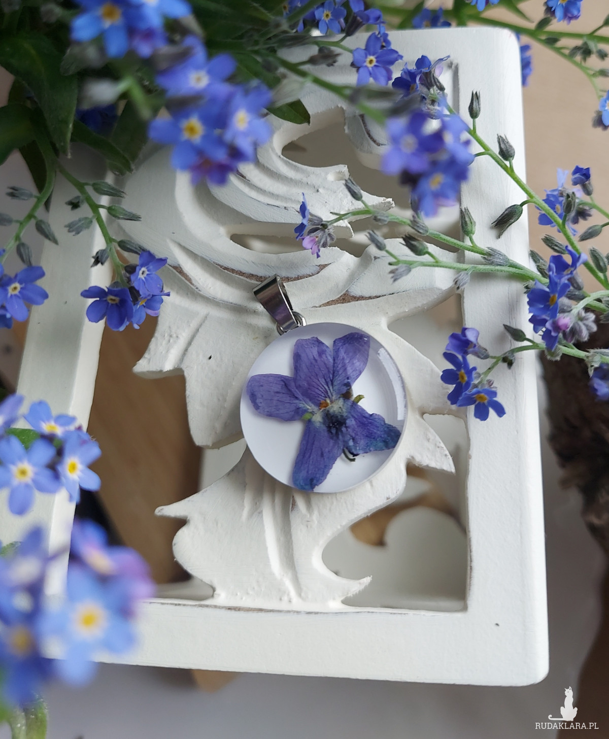 srebrna zawieszka wisiorek naszyjnik fioletowy kwiat fiołek żywica epoksydowa jubierska kolor srebrny fiołkowy fiołki z fiołkiem