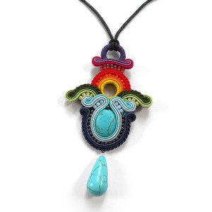 WISIOR NASZYJNIK SUTASZ tęczowy