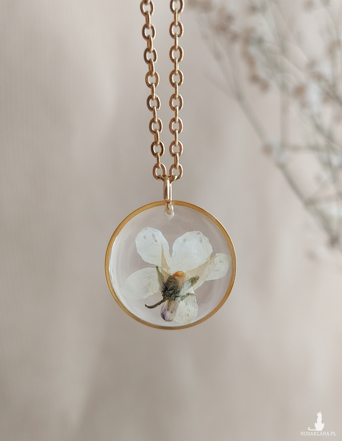 złota zawieszka złoty wisiorek z białym fiołkiem naszyjnik żywica z żywicy biały fiołek kwiaty z kwiatami księżyc